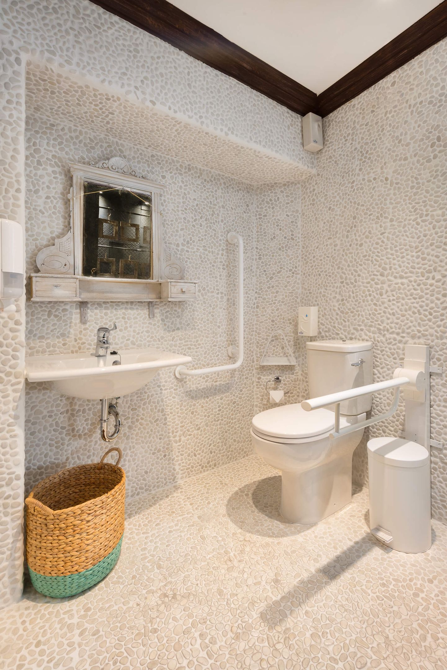 Elakati Luxury Boutique Hotel - 9