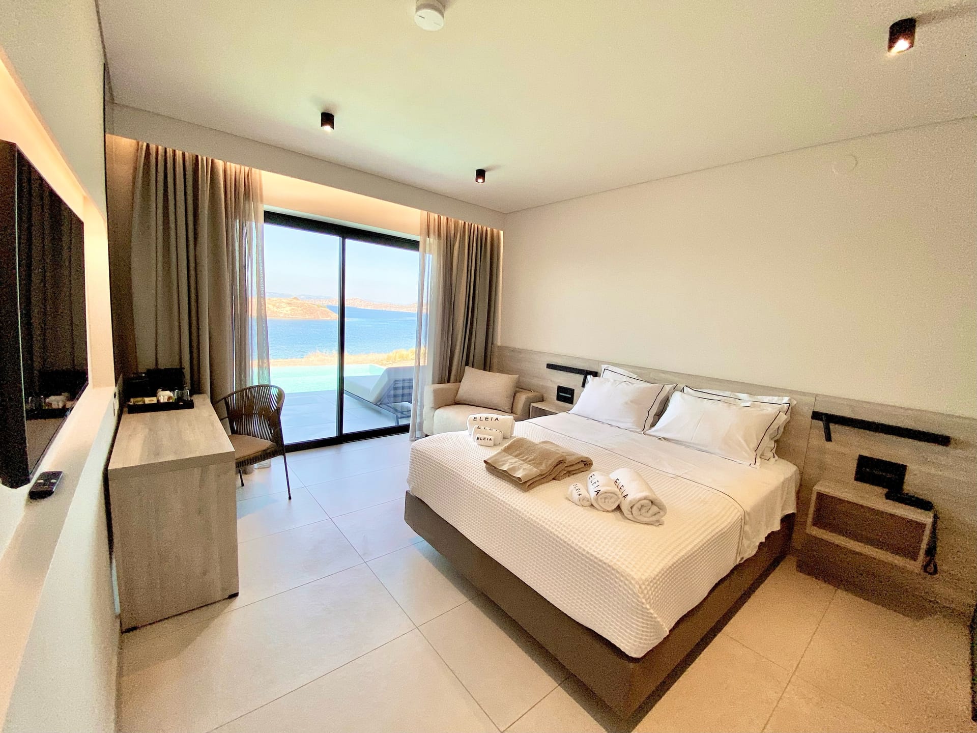 Eleia Seafront Rooms & Villas - 11