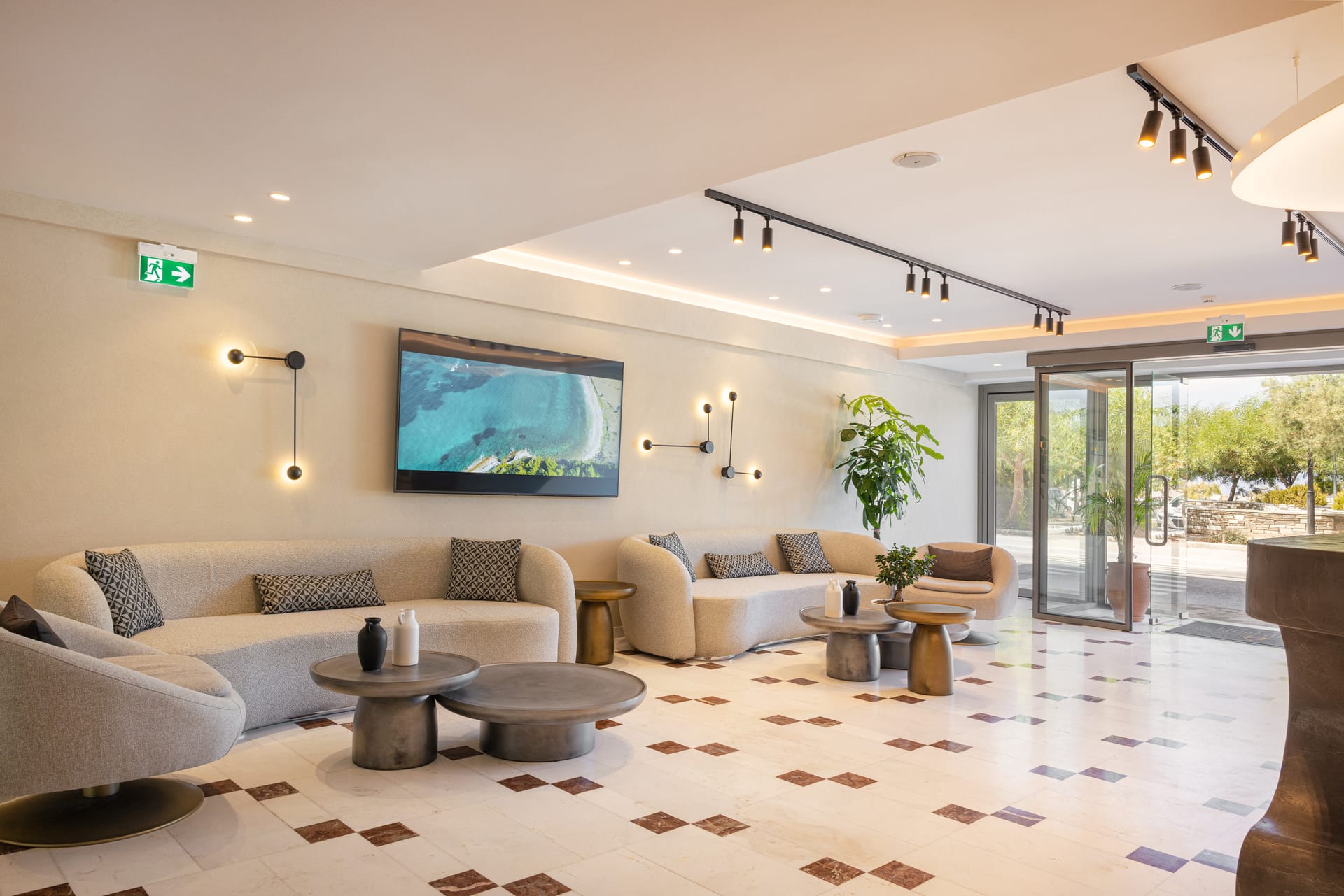 Erato Seaside Hotel - 9