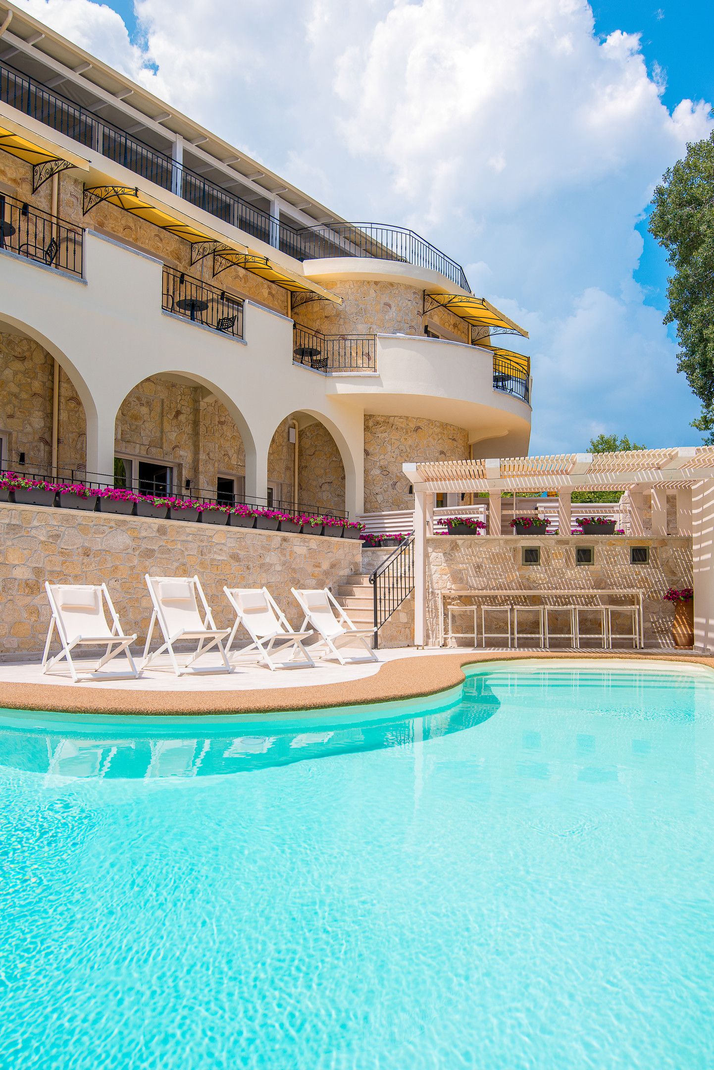 Neikos Luxury Suites - 2