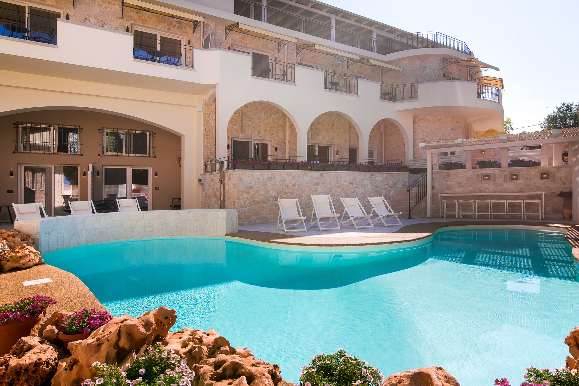 Neikos Luxury Suites - 8