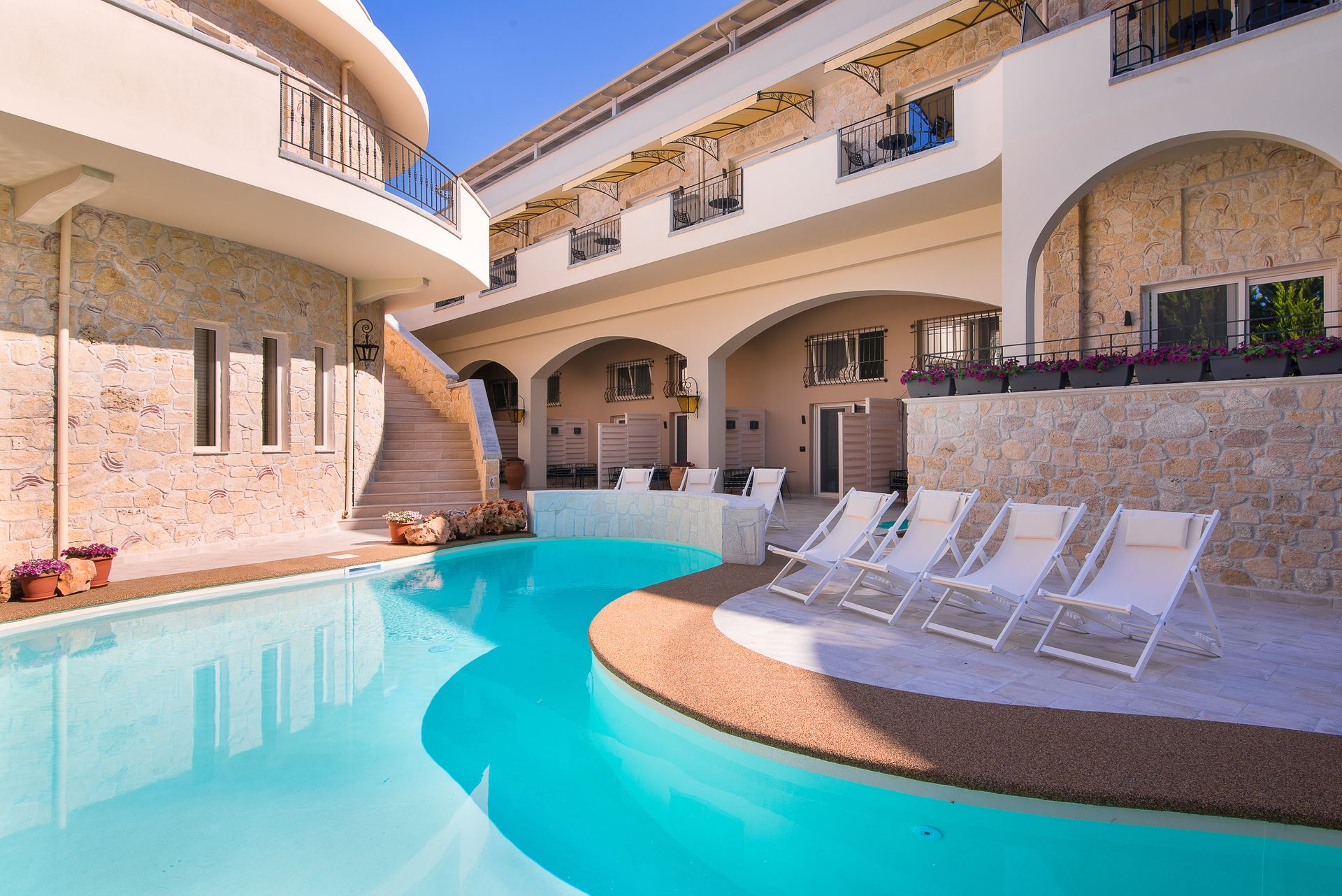 Neikos Luxury Suites - 9