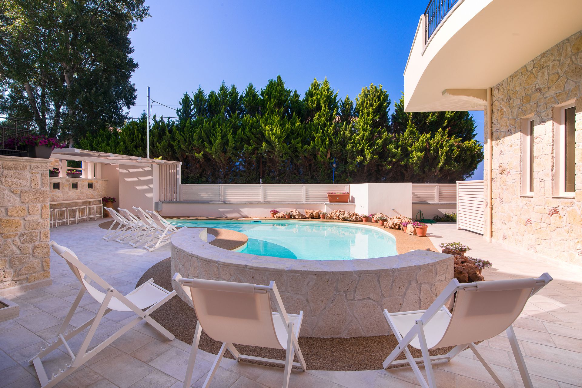 Neikos Luxury Suites - 10