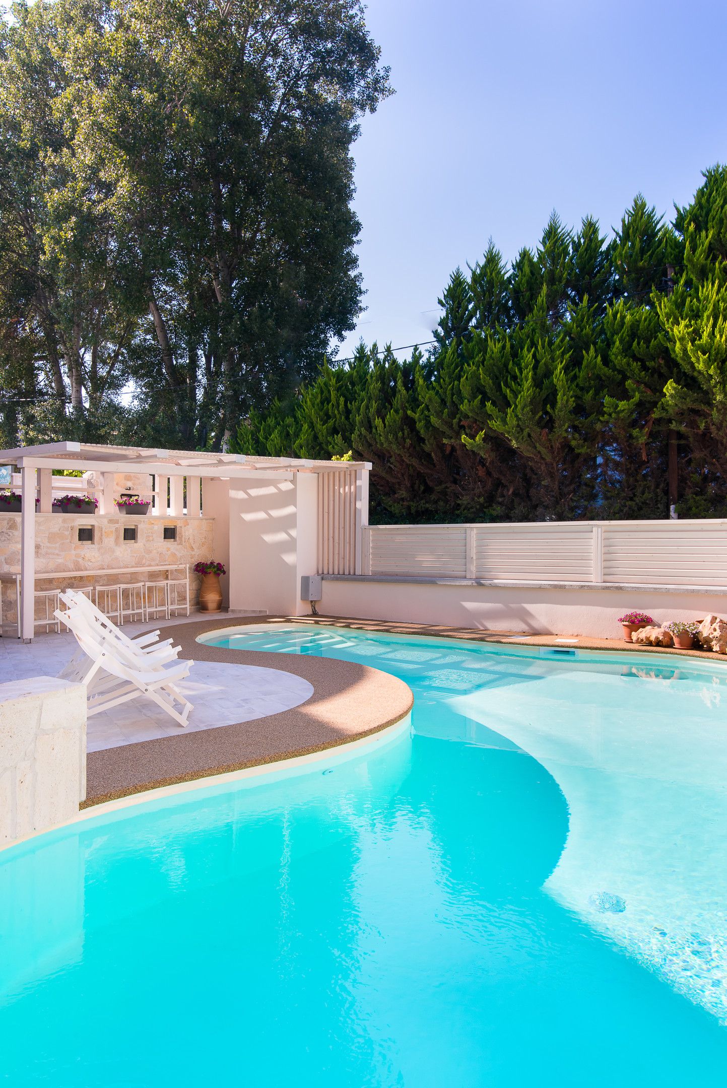 Neikos Luxury Suites - 11