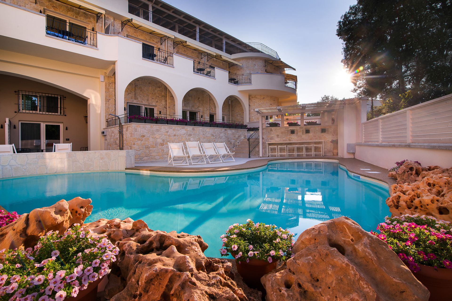 Neikos Luxury Suites - 12
