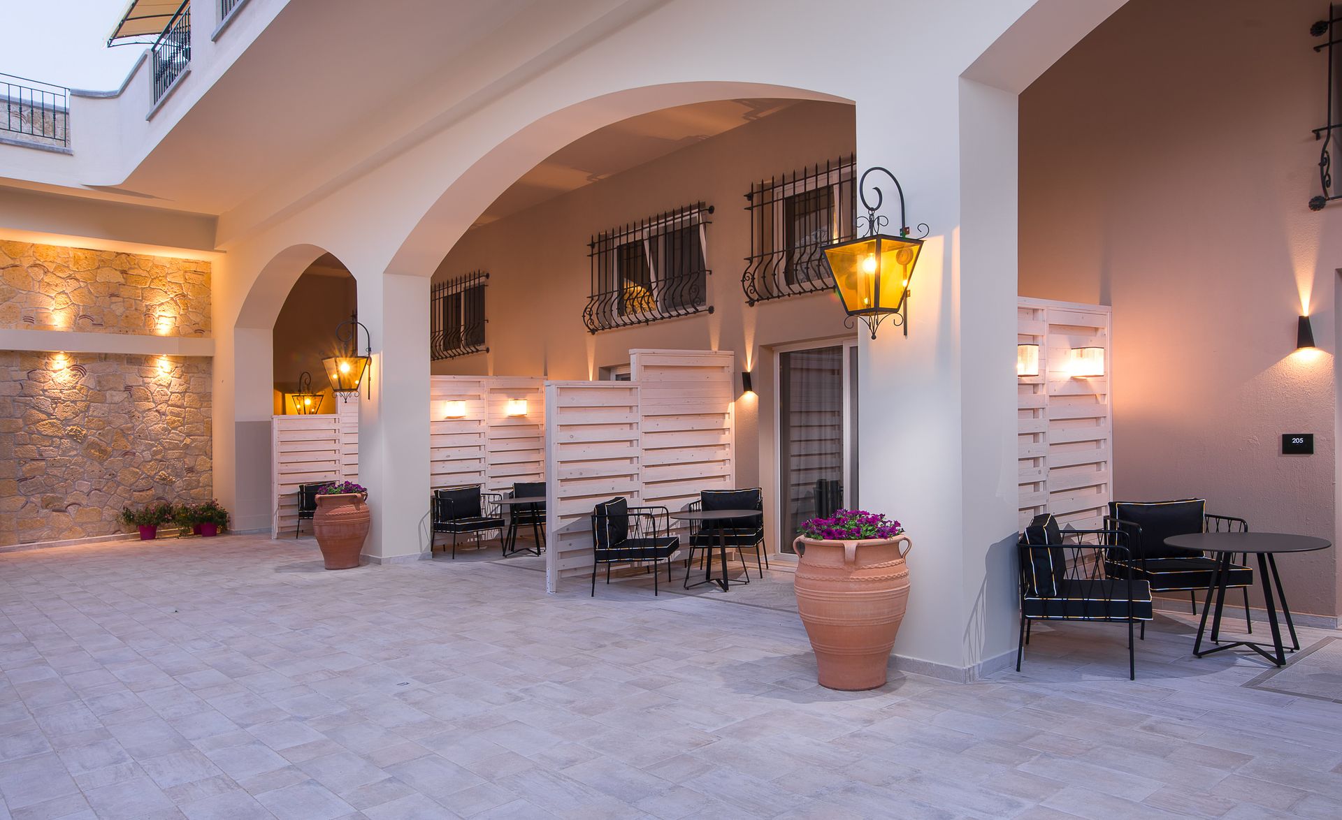 Neikos Luxury Suites - 15