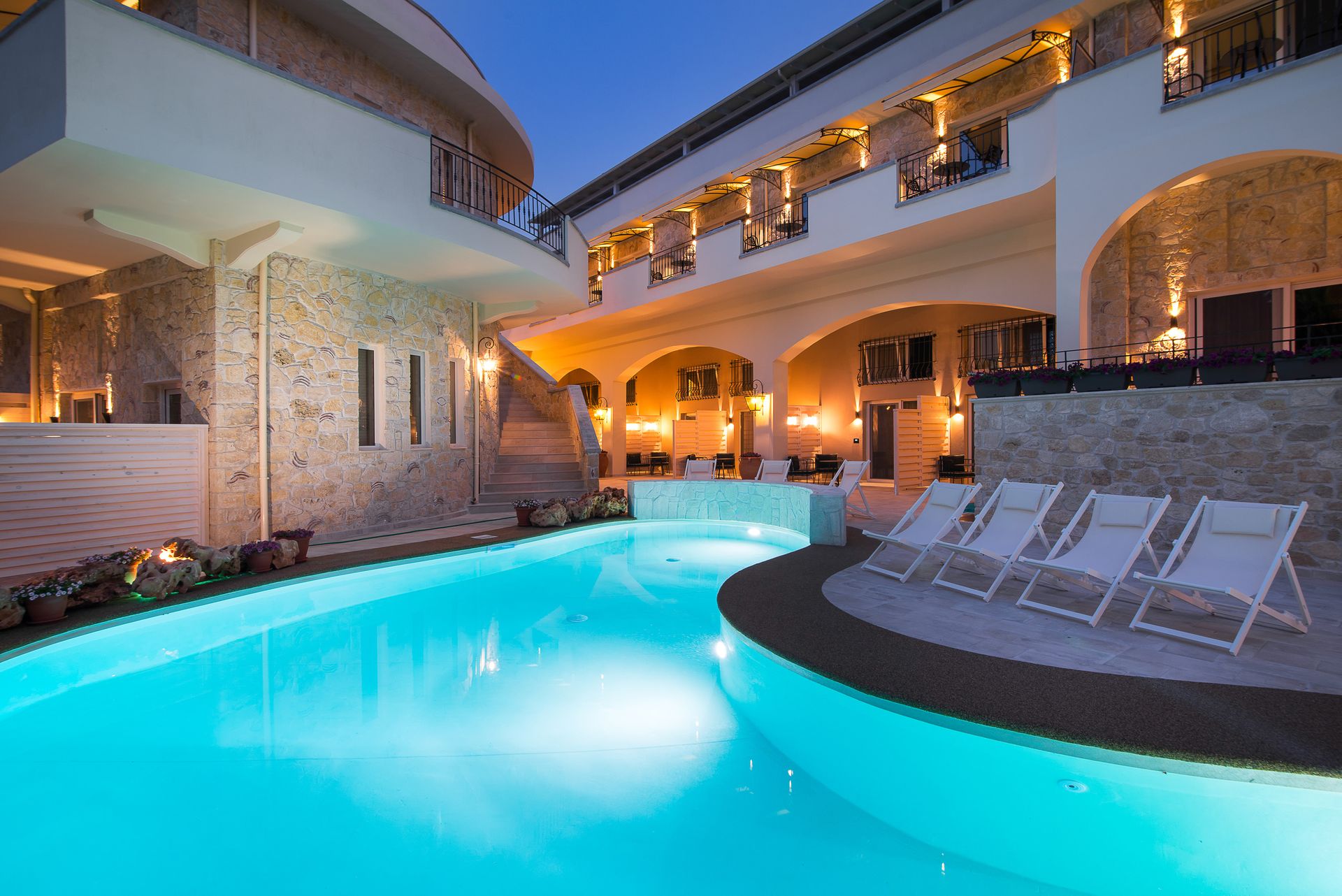 Neikos Luxury Suites - 17