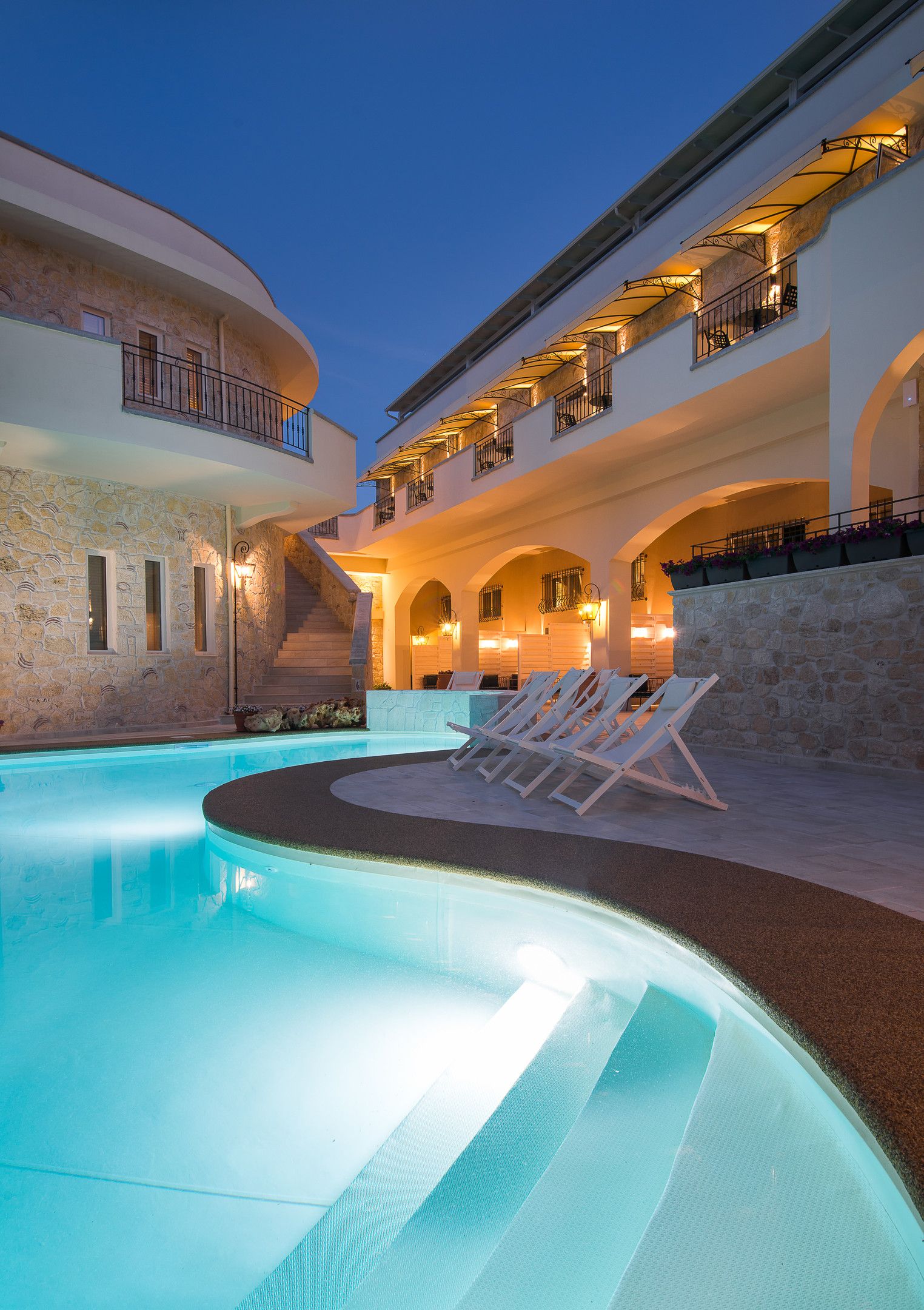 Neikos Luxury Suites - 18