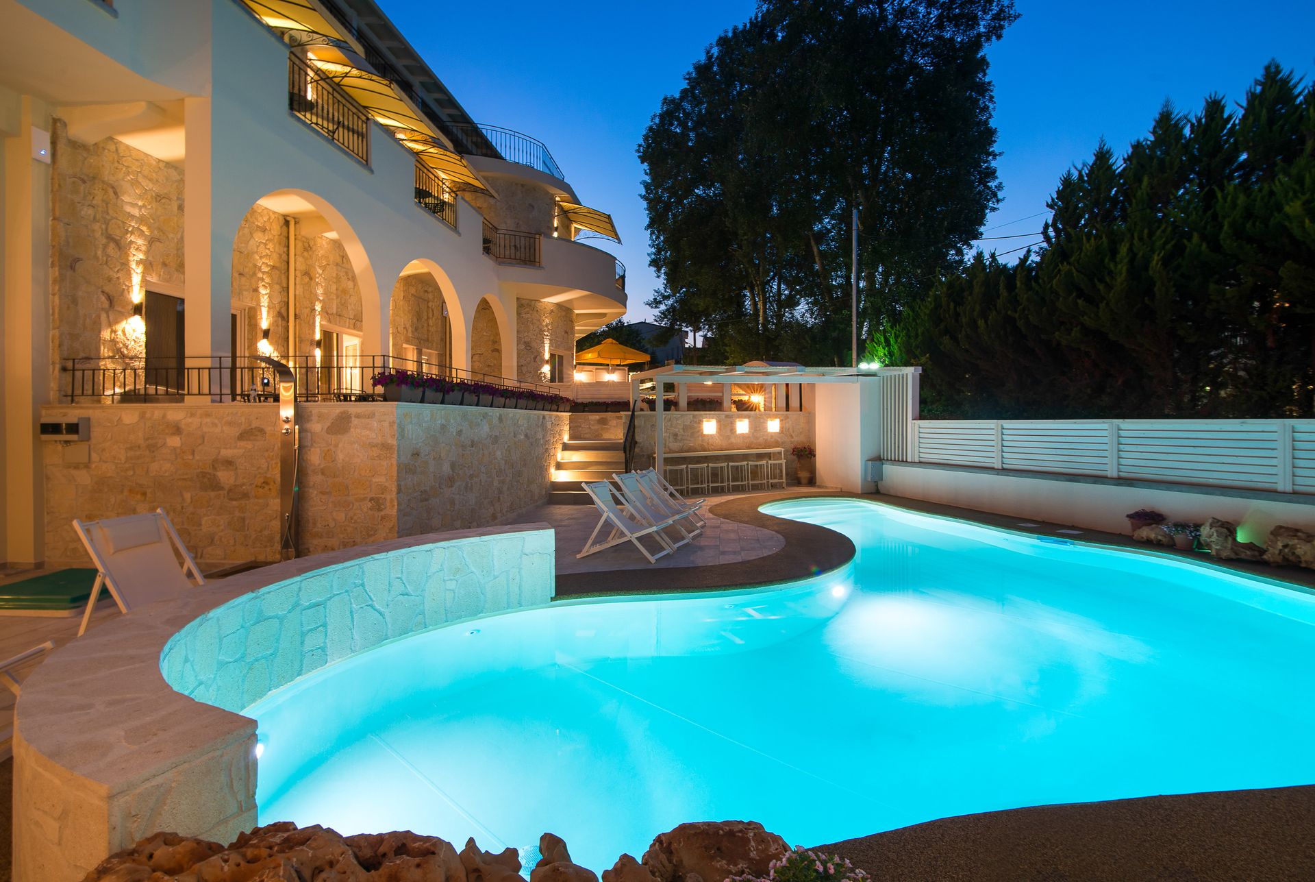 Neikos Luxury Suites - 19