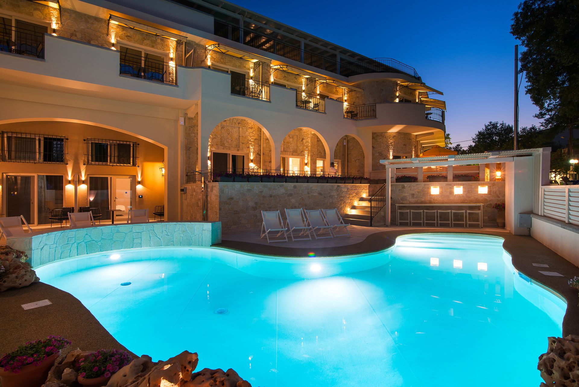 Neikos Luxury Suites - 20