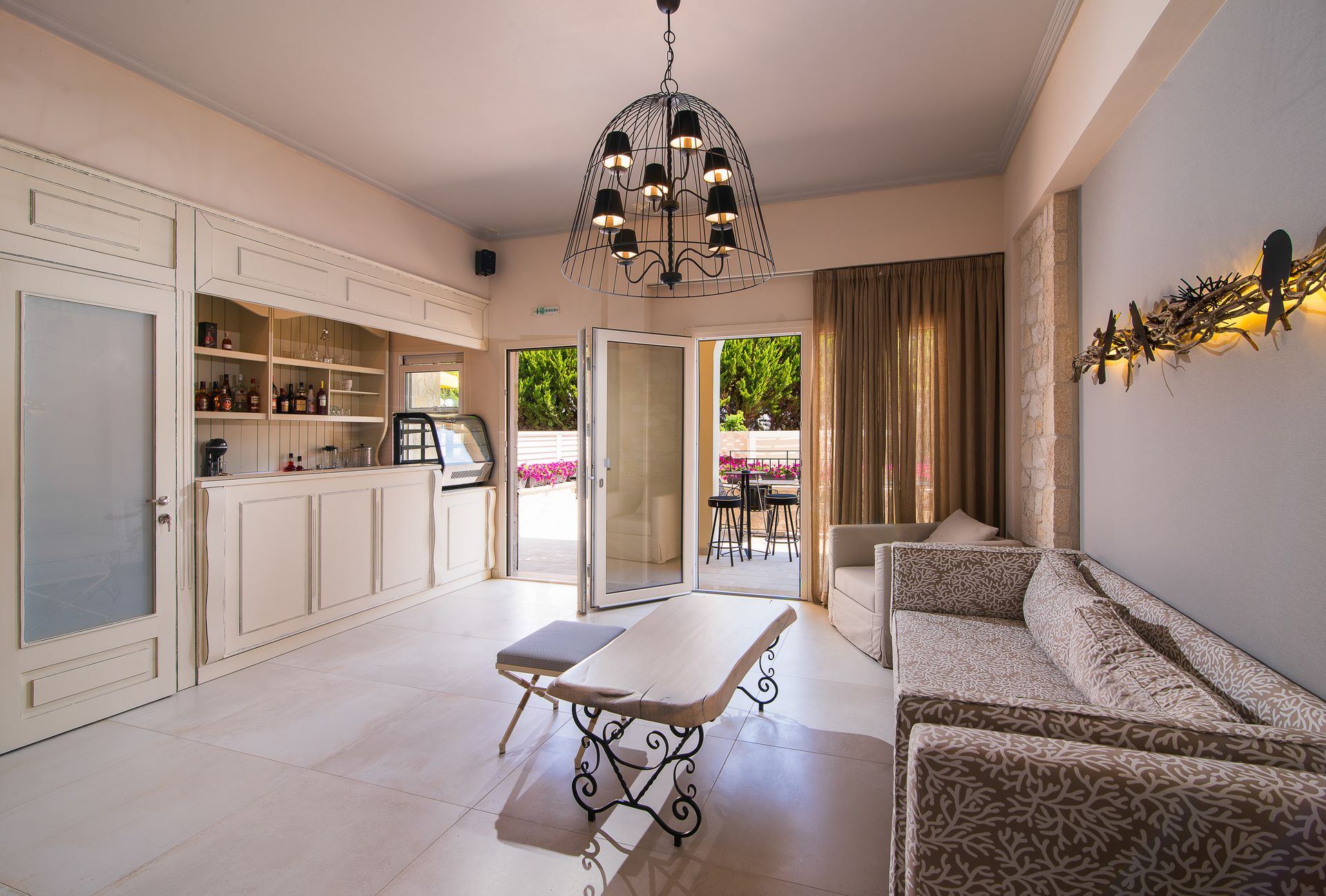 Neikos Luxury Suites - 43