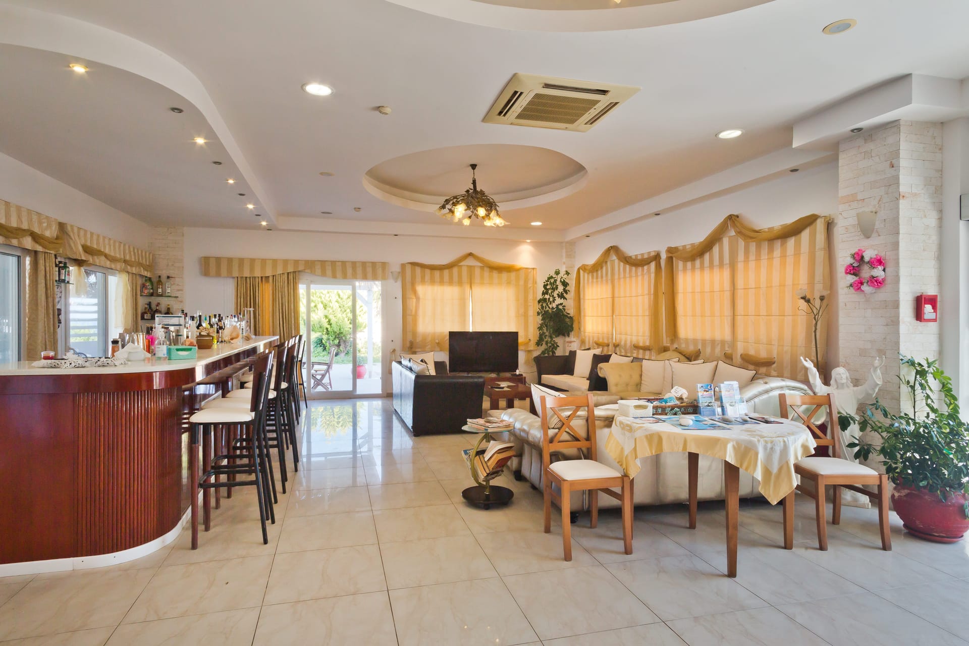 Royal Beach Hotel - 10