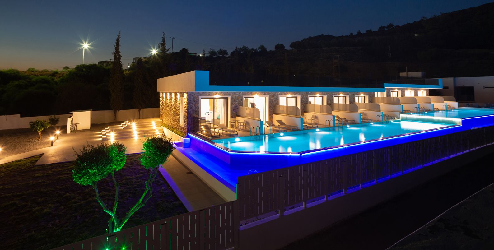 Zoes Hotel - 100